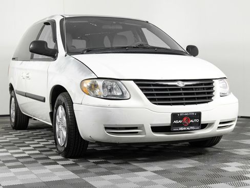 Used 2006 Chrysler Town & Country LX image 11