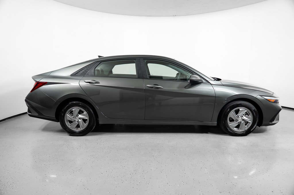 Certified 2026 Hyundai Elantra SE FWD image 3