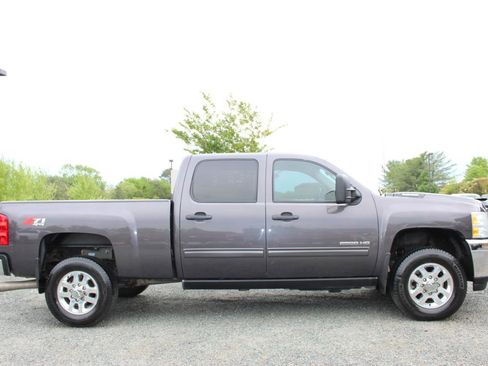 Used 2011 Chevrolet Silverado 2500 LT w/ Interior Plus Package AWD/4WD image 8