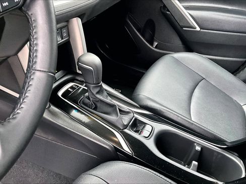 Used 2025 Toyota Corolla Cross XLE w/ Convenience Package image 16