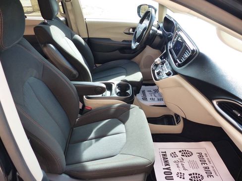 Used 2020 Chrysler Pacifica Touring w/ Tire & Wheel Group FWD image 24