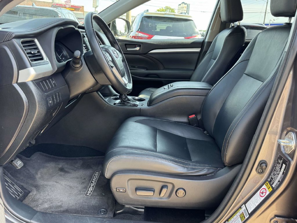 Used 2014 Toyota Highlander XLE AWD/4WD image 19
