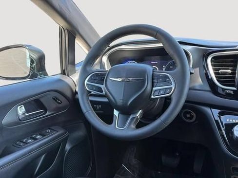 Used 2025 Chrysler Pacifica Select FWD image 12