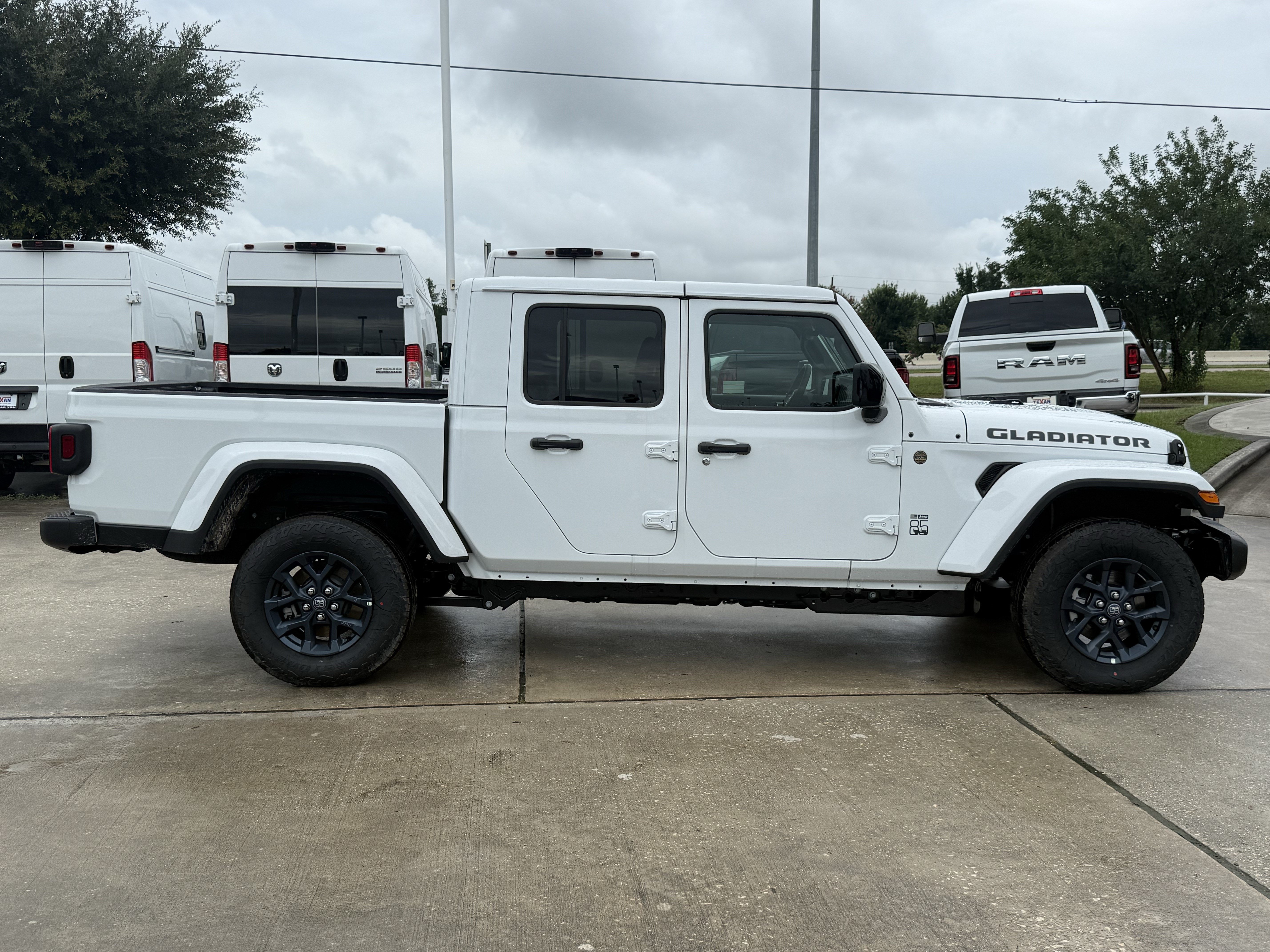 New 2026 Jeep Gladiator Sport AWD/4WD image 3