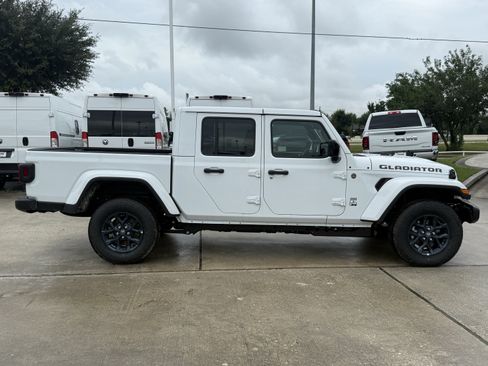 New 2026 Jeep Gladiator Sport AWD/4WD image 3