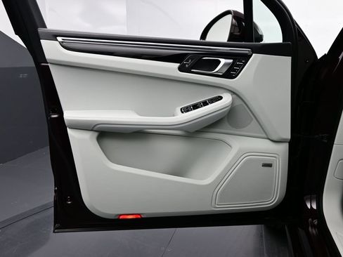 Certified 2026 Porsche Macan AWD/4WD image 7
