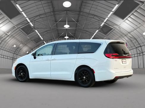 Used 2025 Chrysler Pacifica Select FWD image 4