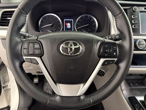 Used 2017 Toyota Highlander XLE FWD image 11