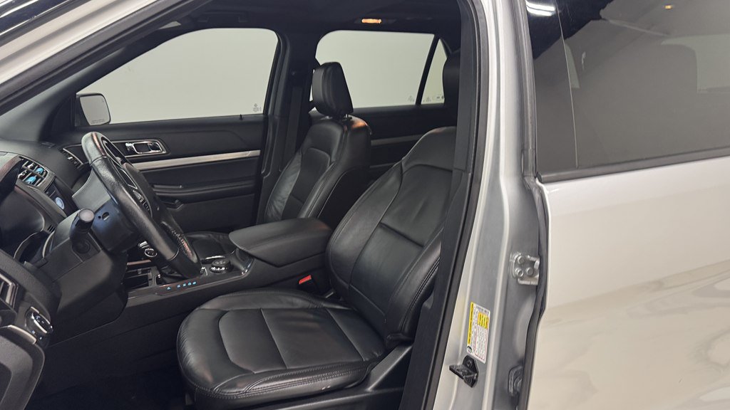 Used 2018 Ford Explorer XLT w/ Equipment Group 202A AWD/4WD image 16