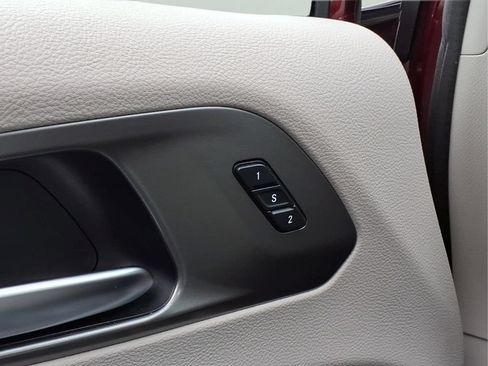 Used 2021 Chrysler Pacifica Touring-L FWD image 18