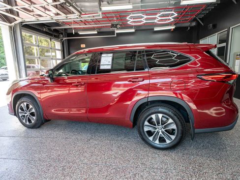Used 2021 Toyota Highlander XLE AWD/4WD image 2