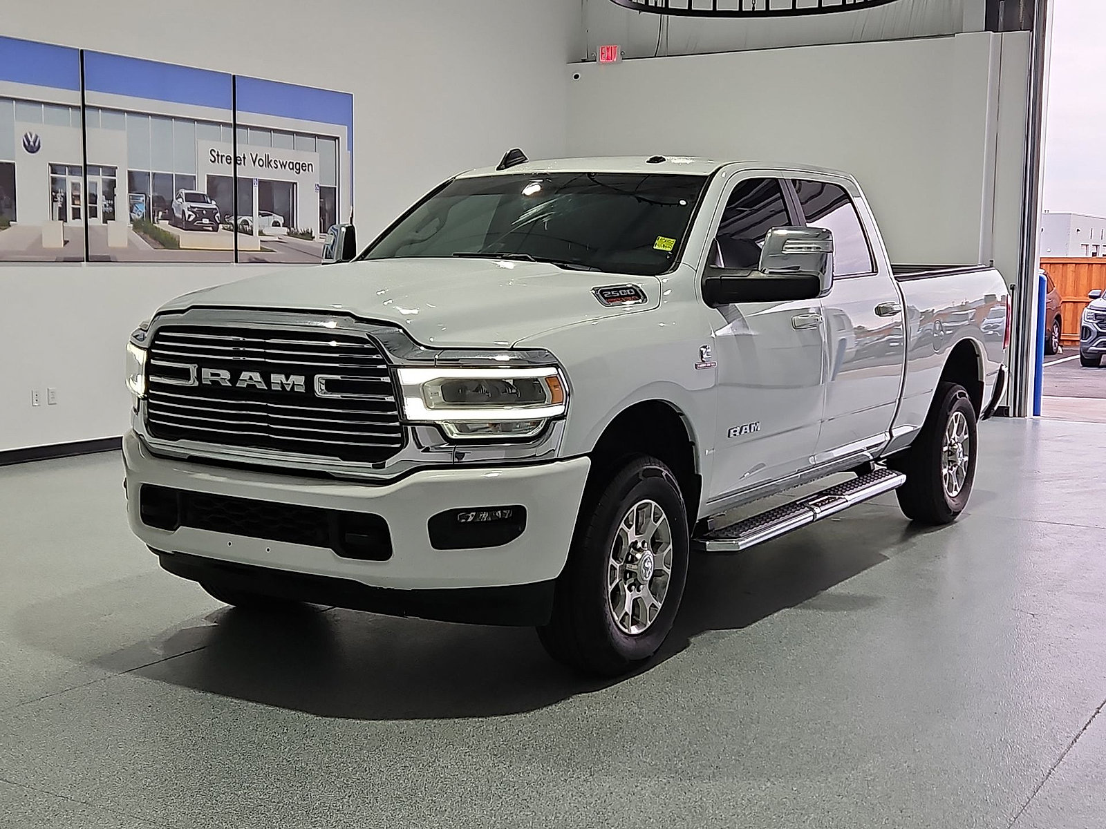 Used 2024 RAM 2500 Laramie AWD/4WD image 4