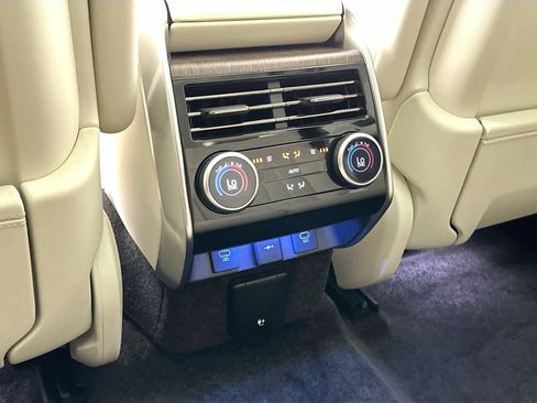 Certified 2025 Land Rover Range Rover Long Wheelbase SE AWD/4WD image 24