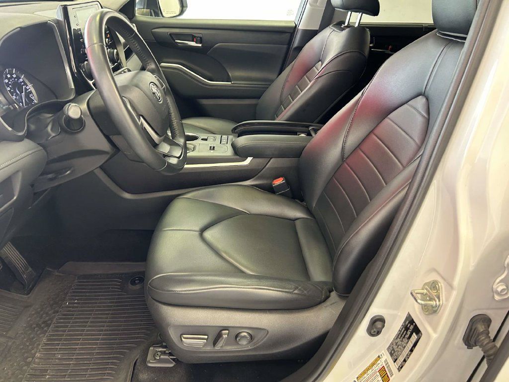 Used 2022 Toyota Highlander XLE FWD image 17