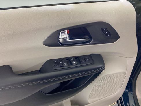 Used 2023 Chrysler Pacifica Touring-L FWD image 12