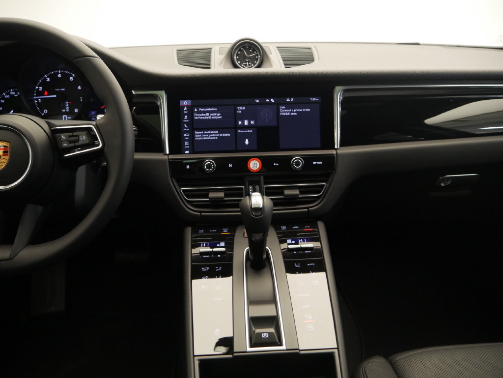 Certified 2026 Porsche Macan AWD/4WD image 32