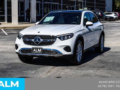 Used 2025 Mercedes-Benz GLC 300 4MATIC image 3