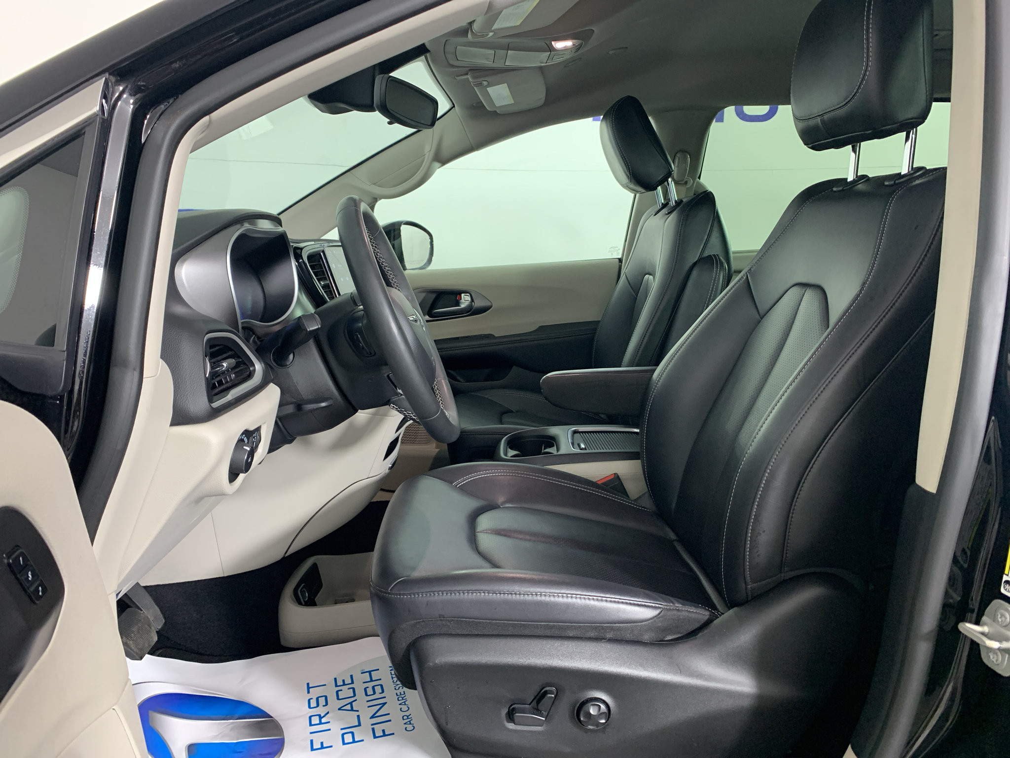 Used 2024 Chrysler Pacifica Touring-L FWD image 14