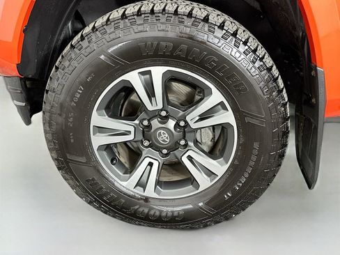 Used 2017 Toyota Tacoma TRD Off-Road image 32