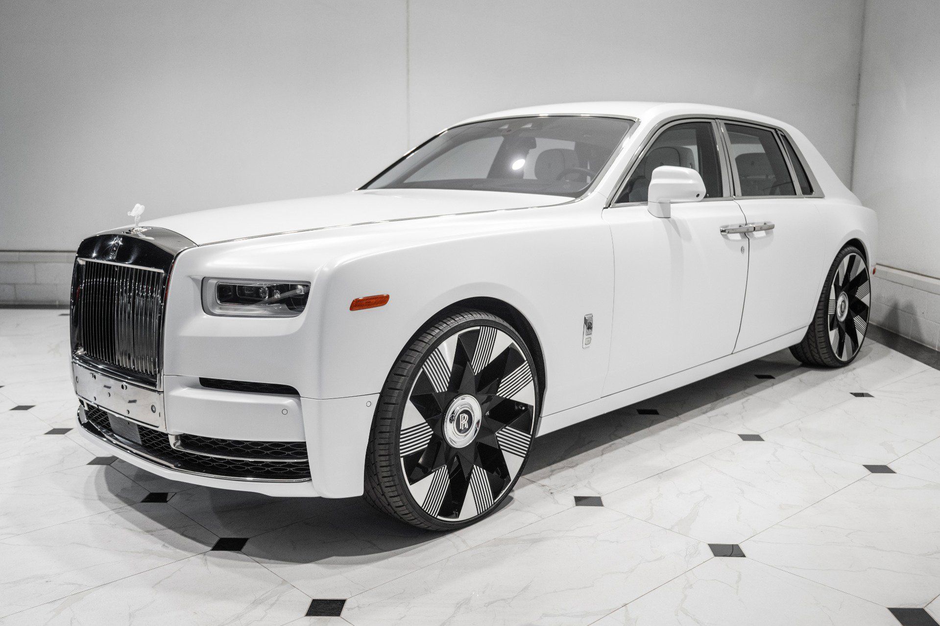 Used 2018 Rolls-Royce Phantom Sedan RWD image 5