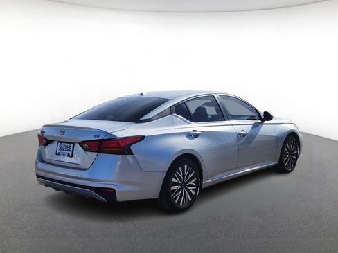 Used 2023 Nissan Altima 2.5 SV image 3