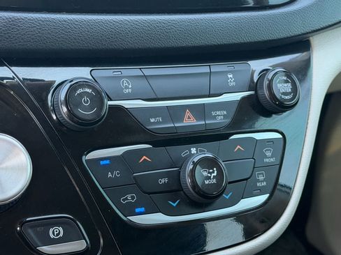 Used 2021 Chrysler Voyager L FWD image 29