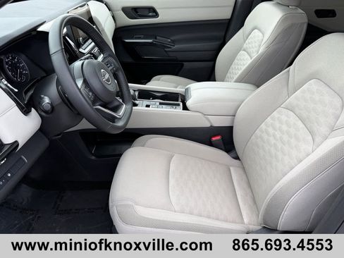 Used 2024 Nissan Pathfinder SV FWD image 11