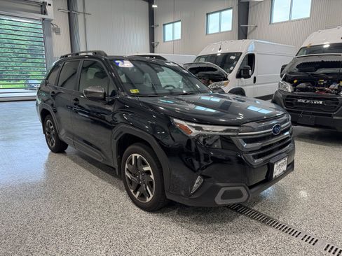 Used 2025 Subaru Forester Limited AWD/4WD image 3