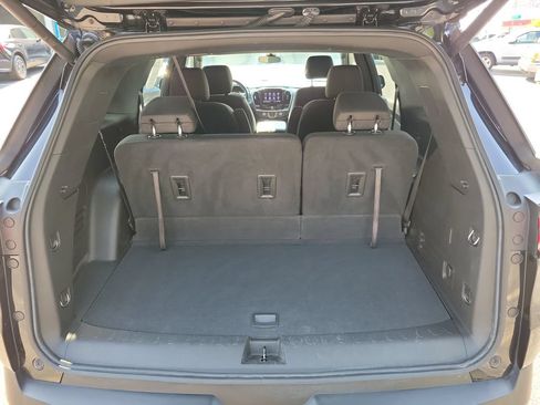 Used 2022 Chevrolet Traverse LT FWD image 11