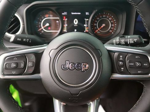 Used 2026 Jeep Wrangler Unlimited Sahara AWD/4WD image 19