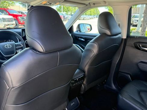 Used 2025 Toyota Highlander XLE FWD image 24