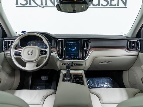Used 2020 Volvo V60 T5 Cross Country image 15