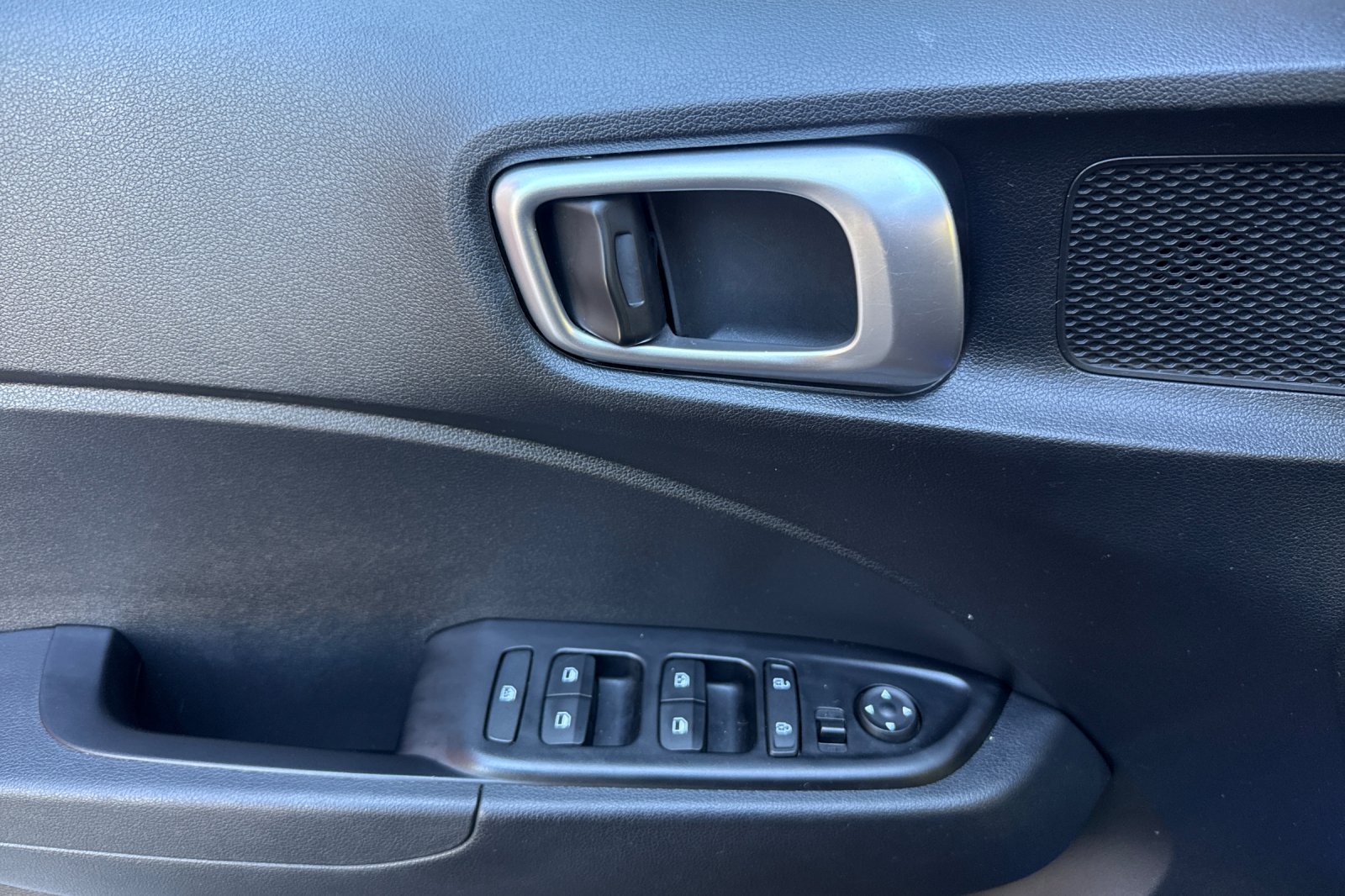 Used 2025 Hyundai Venue SEL FWD image 11