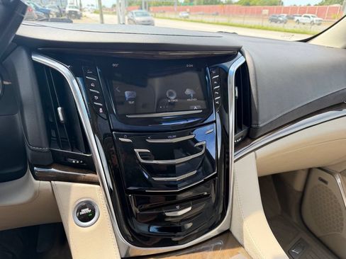 Used 2019 Cadillac Escalade Luxury AWD/4WD image 18
