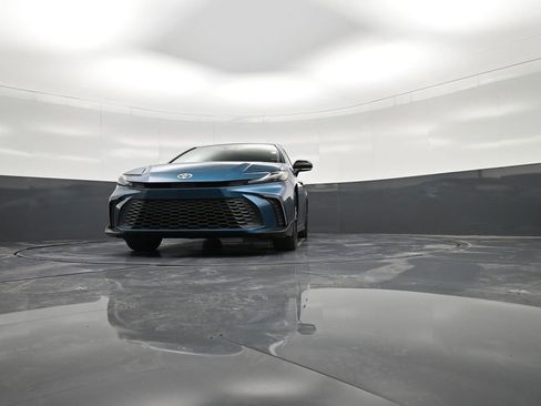 Used 2025 Toyota Camry SE w/ Convenience Package image 25