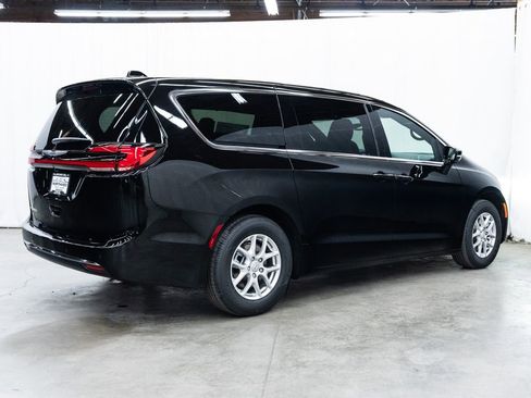 New 2026 Chrysler Pacifica Select image 6