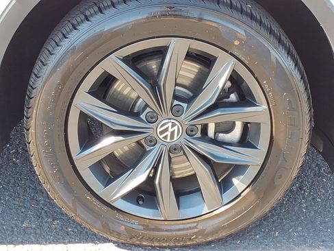 Certified 2024 Volkswagen Tiguan SE image 9
