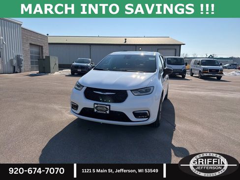 New 2026 Chrysler Pacifica Select image 3