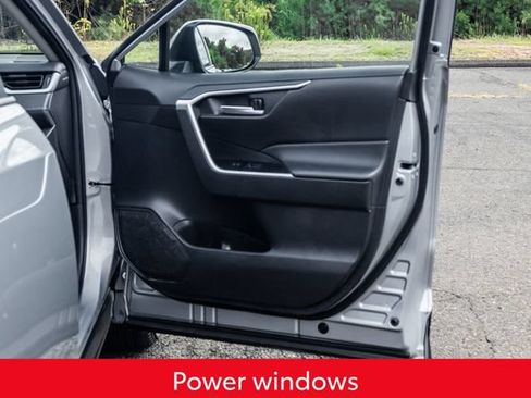 Used 2025 Toyota RAV4 XLE AWD/4WD image 17