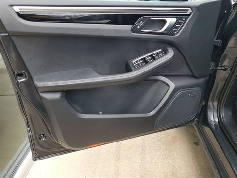 Used 2024 Porsche Macan w/ Premium Plus Package image 18