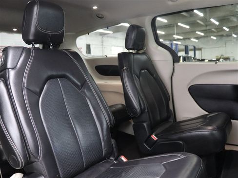 Used 2022 Chrysler Pacifica Touring-L FWD image 19