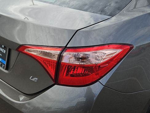 Used 2018 Toyota Corolla LE w/ Carpet Mat Package (TMS) FWD image 11
