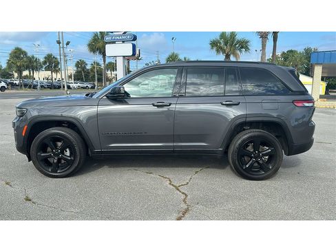 Used 2024 Jeep Grand Cherokee Altitude AWD/4WD image 3