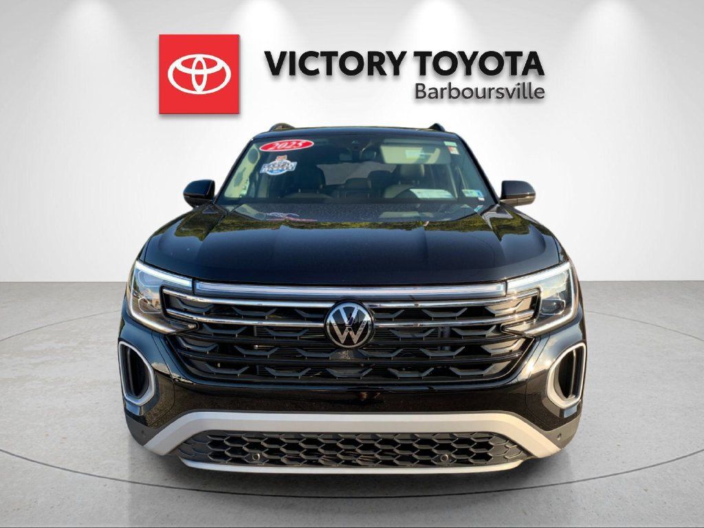 Used 2025 Volkswagen Atlas Peak Edition SE AWD/4WD image 8