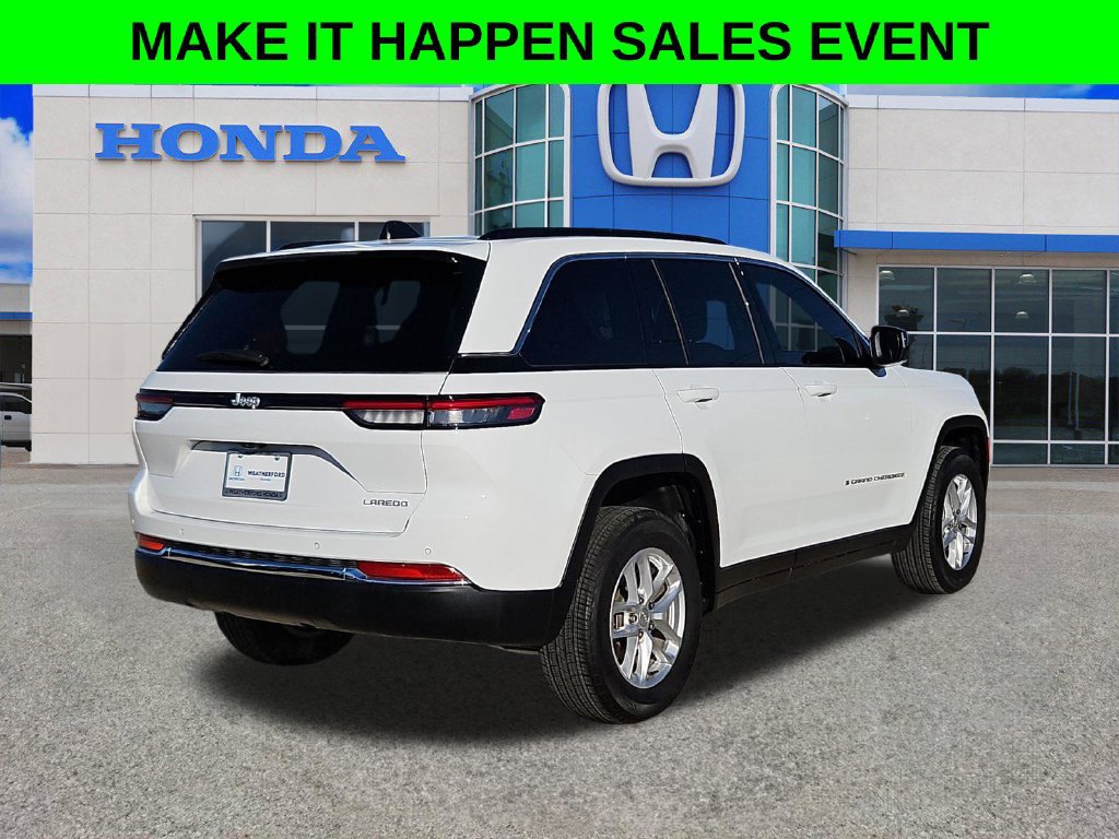 Used 2025 Jeep Grand Cherokee Laredo X RWD image 3