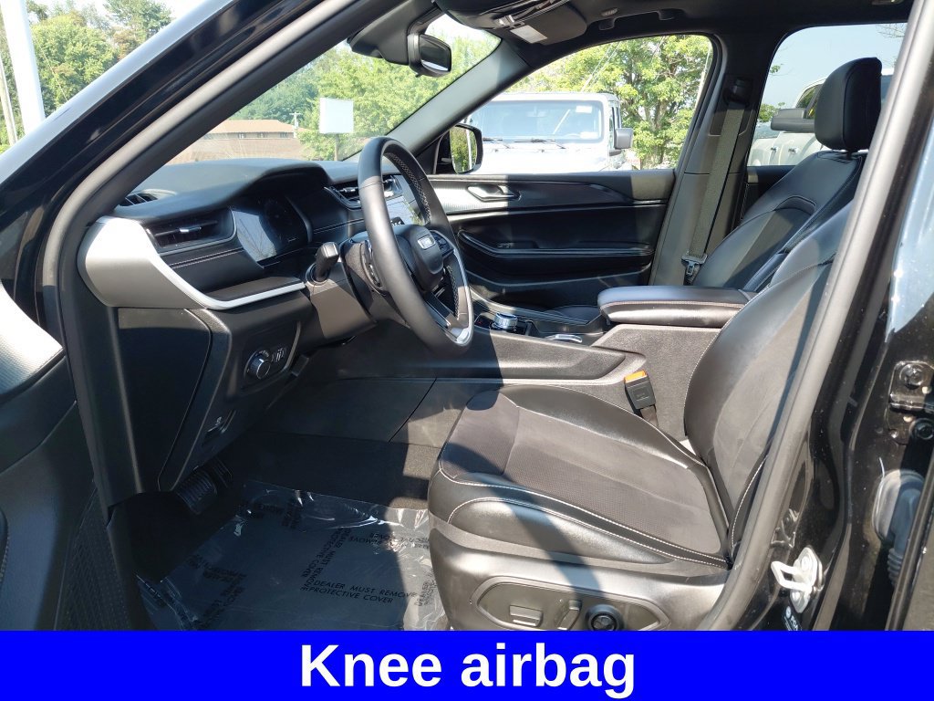 Used 2024 Jeep Grand Cherokee Altitude AWD/4WD image 16
