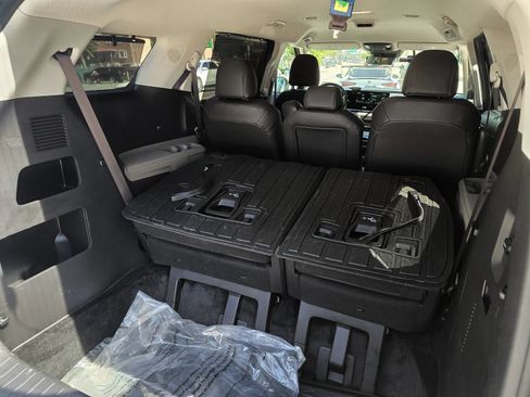 Used 2026 Kia Carnival EX FWD image 18