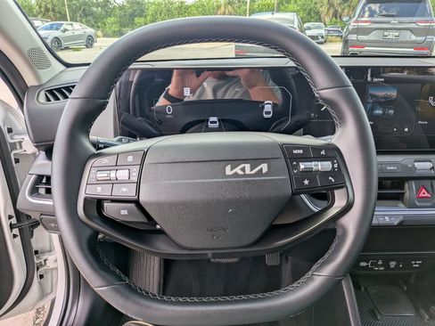 Certified 2025 Kia K4 EX FWD image 30