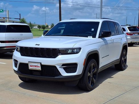 Used 2024 Jeep Grand Cherokee Altitude AWD/4WD image 4