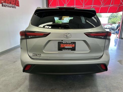 Used 2024 Toyota Highlander XLE FWD image 4